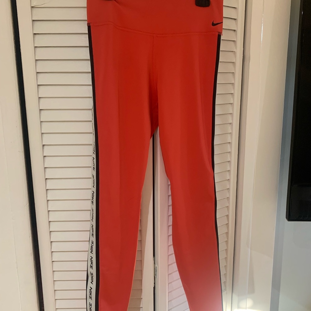 Women’s Nike Vibrant Hot Pink Leggings